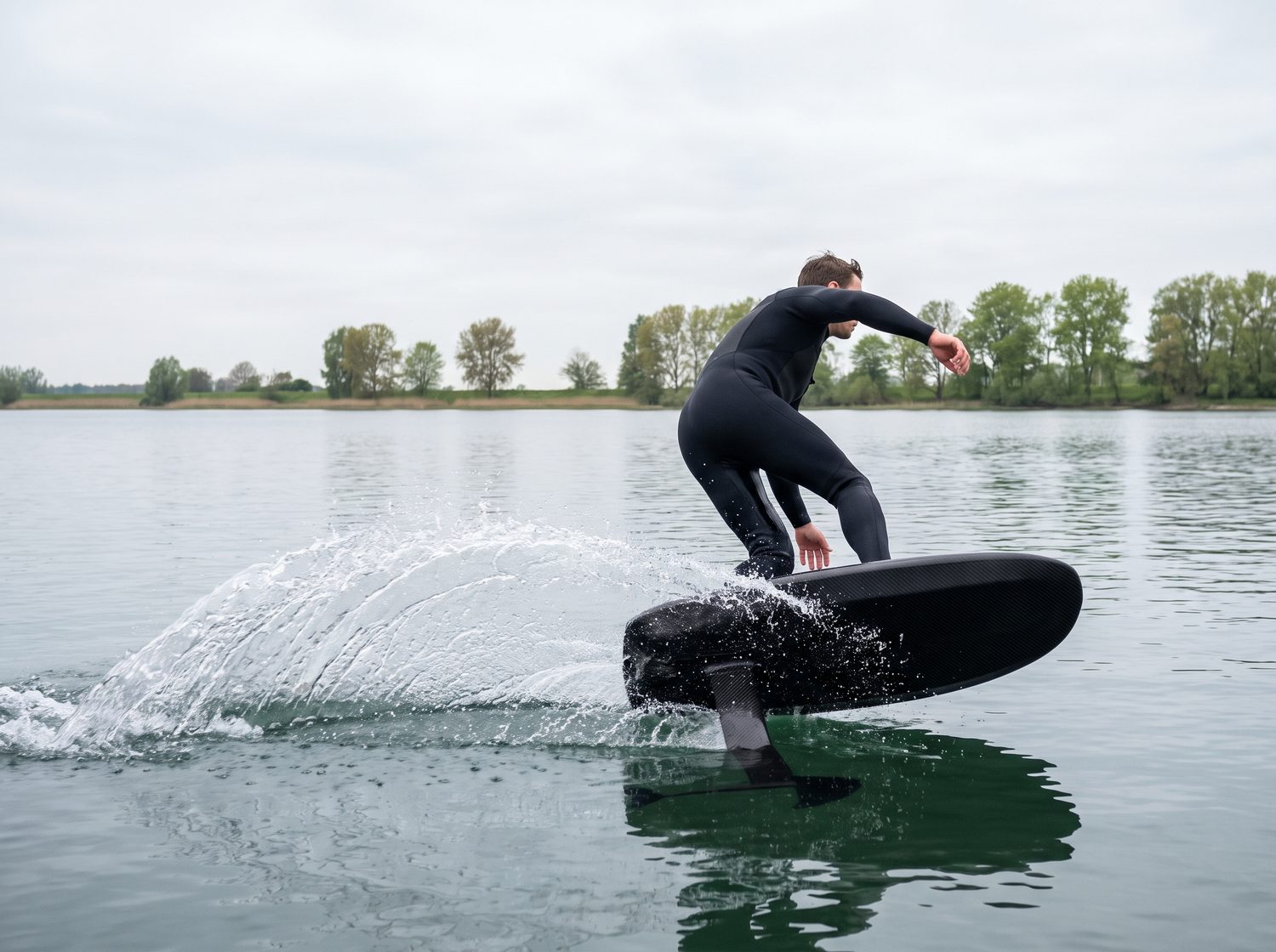 Pumpfoiler mit Gischt in Aktion auf dem Fühlinger See